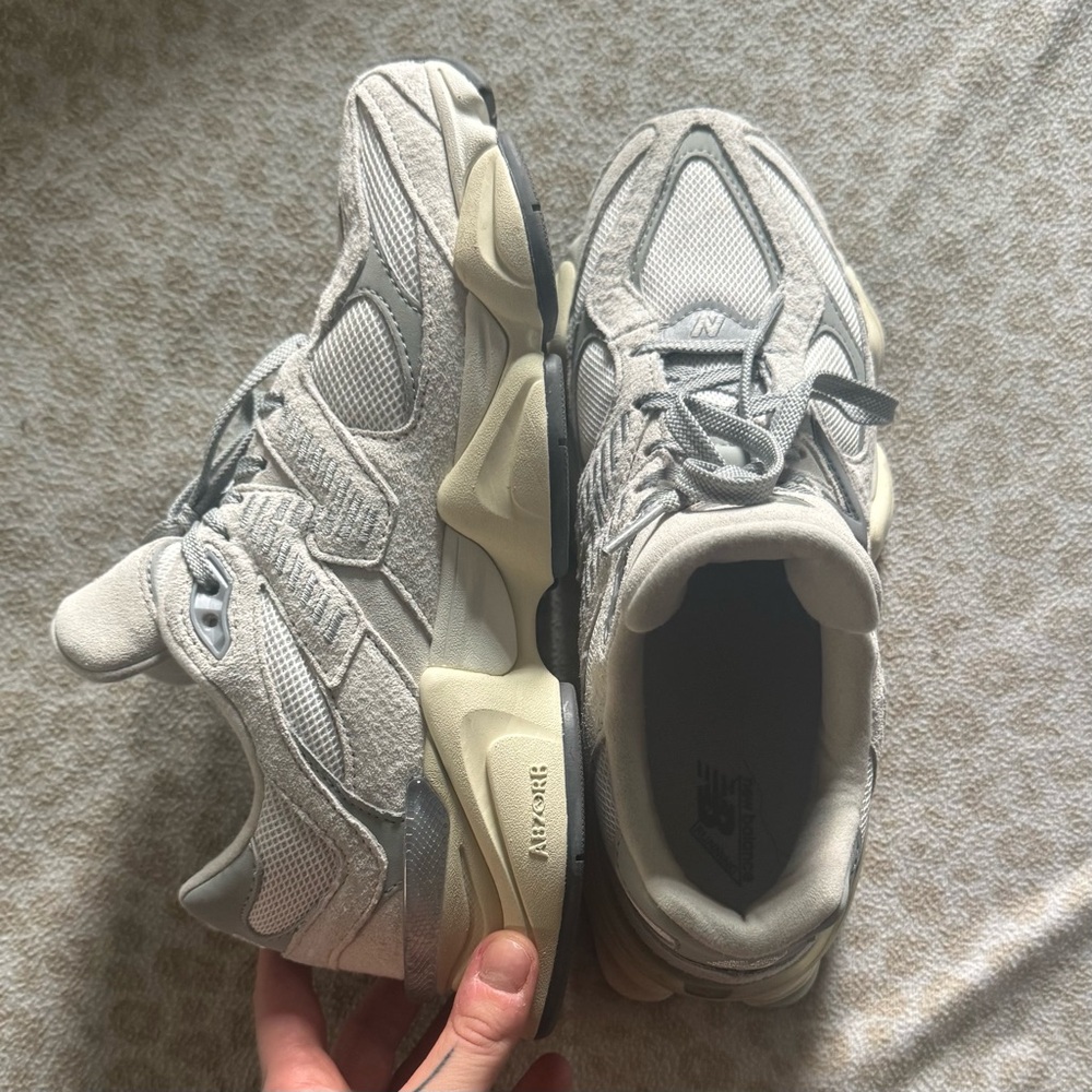 New balance 9060 Sea salt with concrete and silver metallic Woman’s 8.5